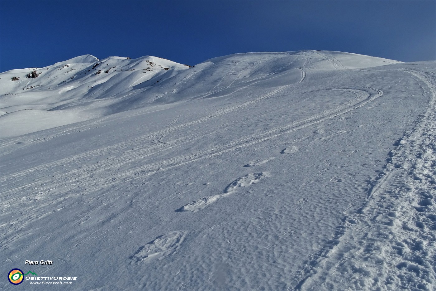 18 Calzando ramponi salgo la cresta sud-ovest su neve dura.JPG